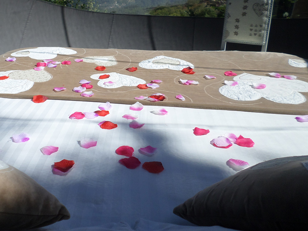 Jété de pétales option romantique pour un séjour insolite en couple, une nuit insolite en auvergne rhône alpes