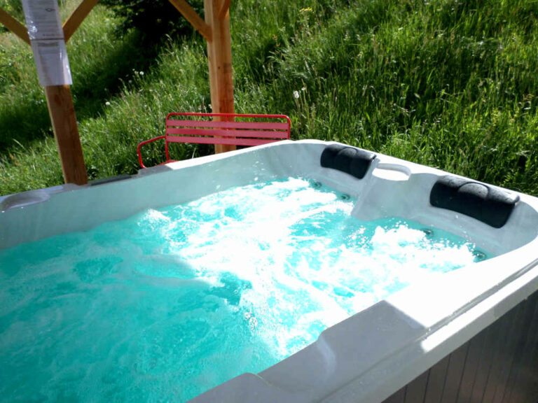 SPA chez NuitsD'yCîmes hébergement insolite type bulle en Rhône alpes proche de Lyon et Grenoble