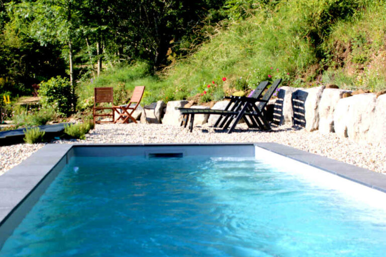 Piscine avec vue chez Nuits D'y Cîmes hébergement insolite, bulle en Ardèche